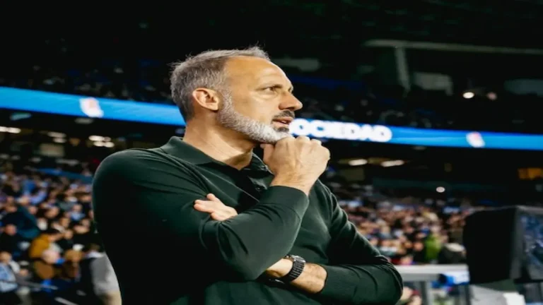 Pellegrino Matarazzo observa pensativo desde la banda de Anoeta durante la victoria de la Real Sociedad ante Osasuna en la jornada 28 de LaLiga EA Sports 2025-26