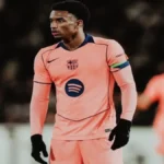 Alejandro Balde con la camiseta del FC Barcelona durante un partido de la temporada 2025-26, lateral izquierdo que podría salir al mercado por 60 millones de euros