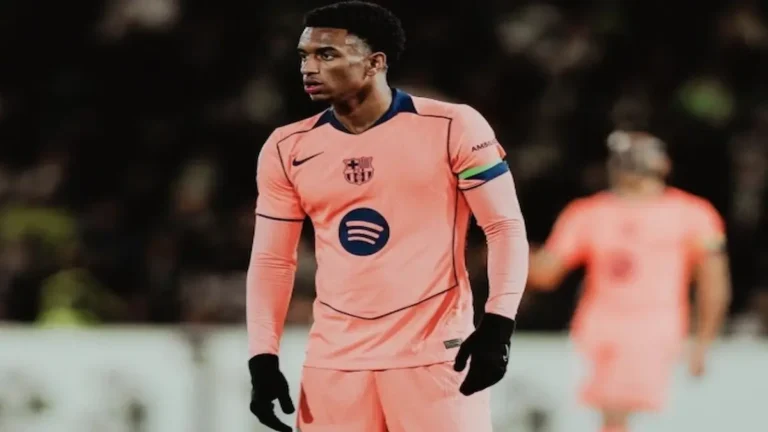 Alejandro Balde con la camiseta del FC Barcelona durante un partido de la temporada 2025-26, lateral izquierdo que podría salir al mercado por 60 millones de euros