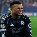 Kylian Mbappé durante un partido con el Real Madrid en marzo de 2026, vistiendo la equipación blanca y con gesto de esfuerzo.
