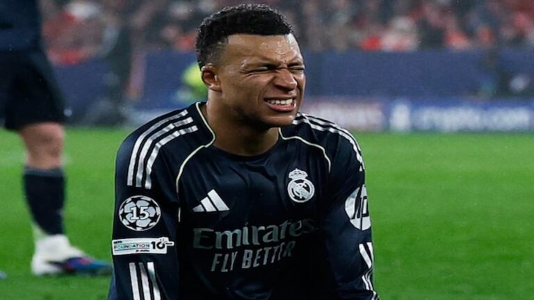 Kylian Mbappé durante un partido con el Real Madrid en marzo de 2026, vistiendo la equipación blanca y con gesto de esfuerzo.