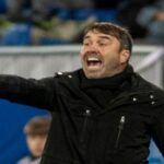 Eduardo Coudet dirigiendo un entrenamiento del Deportivo Alavés en la ciudad deportiva de Vitoria