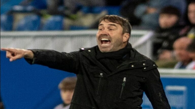 Eduardo Coudet dirigiendo un entrenamiento del Deportivo Alavés en la ciudad deportiva de Vitoria