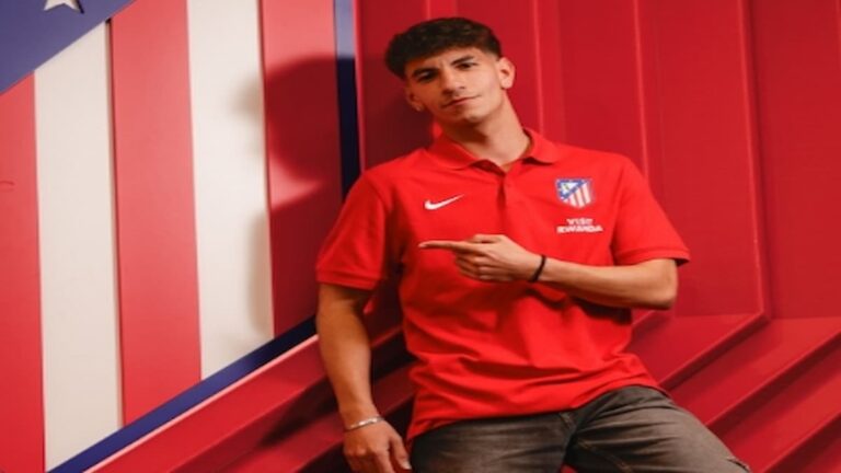 Rayane Belaid con la camiseta del filial del Atlético de Madrid durante un partido de Primera Federación