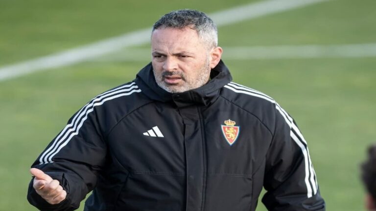 David Navarro en el área técnica durante su etapa como entrenador interino del Real Zaragoza