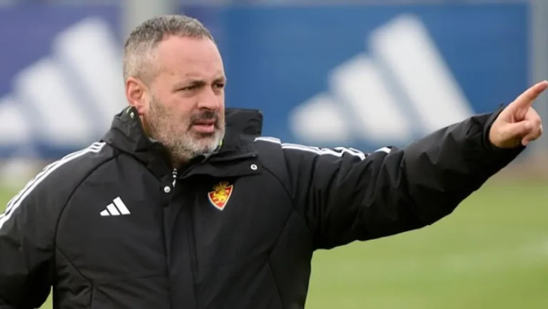 David Navarro en el banquillo del Real Zaragoza durante su primer partido al frente del equipo ante el Racing de Ferrol en La Romareda