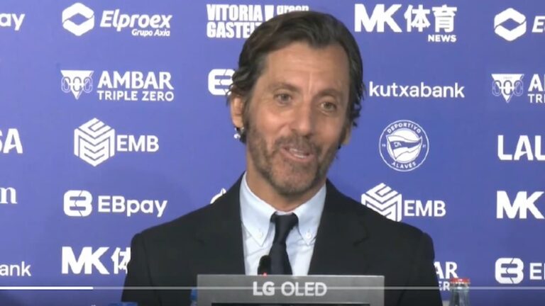 Quique Sánchez Flores junto a su cuerpo técnico durante su presentación como nuevo entrenador del Deportivo Alavés en Mendizorroza