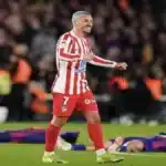 Antoine Griezmann celebrando el pase del Atlético de Madrid a la final de la Copa del Rey en el Camp Nou junto a los aficionados rojiblancos desplazados a Barcelona