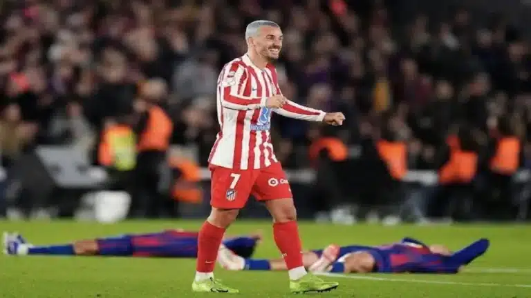 Antoine Griezmann celebrando el pase del Atlético de Madrid a la final de la Copa del Rey en el Camp Nou junto a los aficionados rojiblancos desplazados a Barcelona