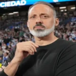 Pellegrino Matarazzo dirigiendo a la Real Sociedad desde el banquillo en uno de los partidos de su etapa como entrenador del equipo donostiarra