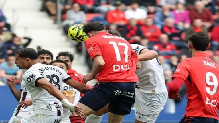 Jugadores de Osasuna y Mallorca pelean por un balón