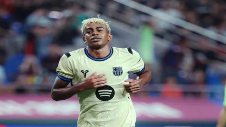 Lamine Yamal celebrando el gol de zurda a la escuadra que dio la victoria al FC Barcelona ante el Athletic Club en San Mamés en la jornada 27 de LaLiga EA Sports con la camiseta visitante del equipo blaugrana