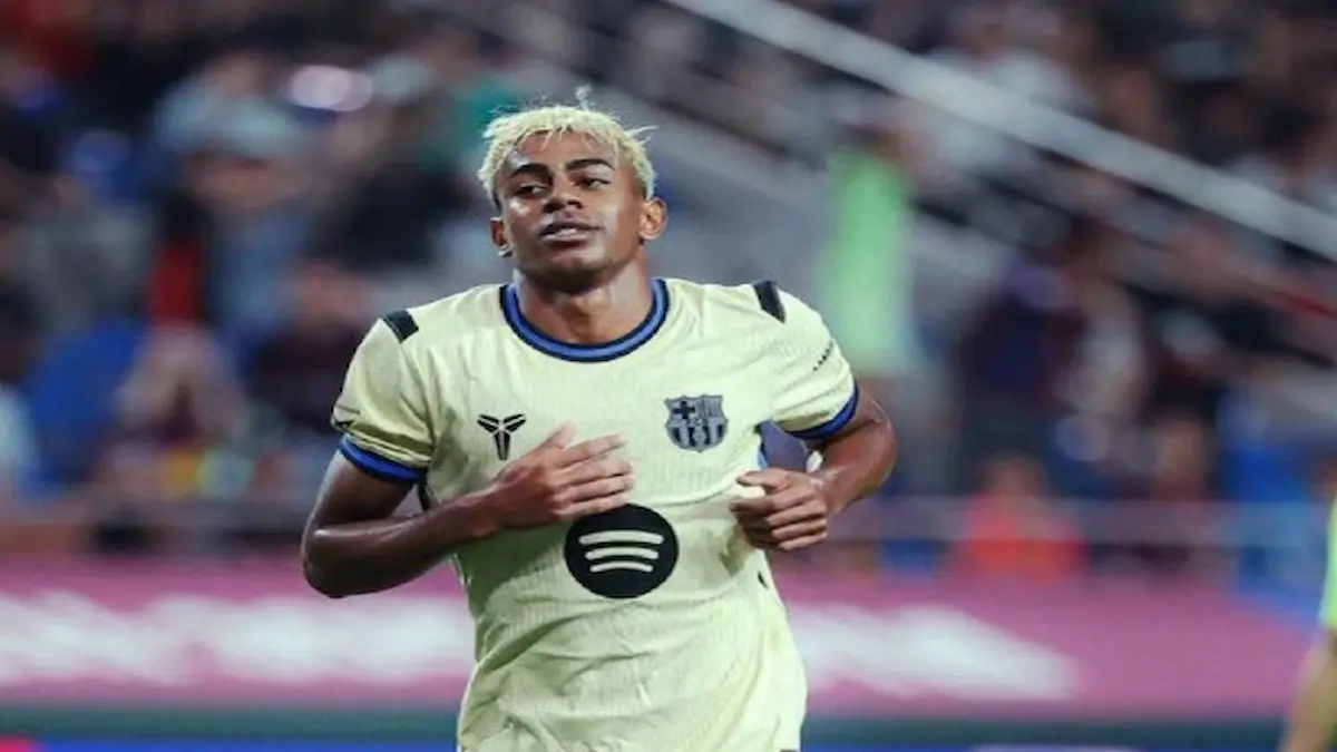 Lamine Yamal celebrando el gol de zurda a la escuadra que dio la victoria al FC Barcelona ante el Athletic Club en San Mamés en la jornada 27 de LaLiga EA Sports con la camiseta visitante del equipo blaugrana