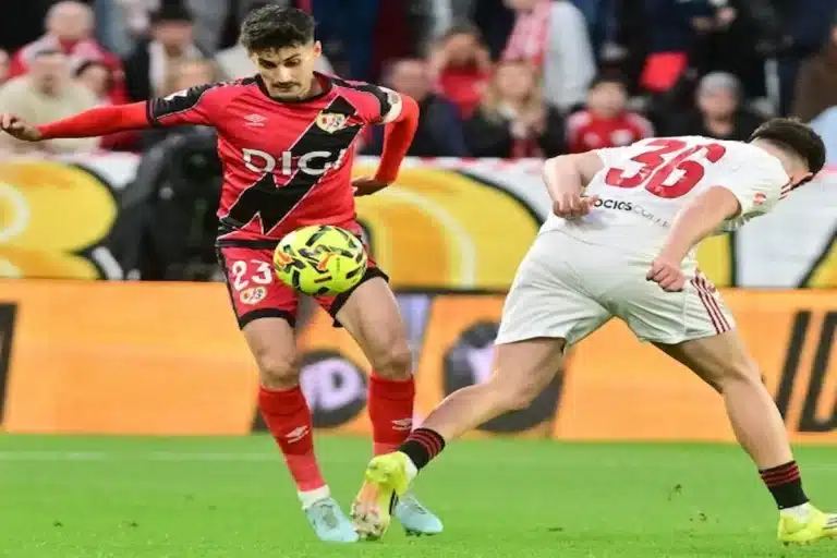 Alfonso Espino del Rayo Vallecano celebrando su golazo de zurda al segundo palo en el Sánchez Pizjuán que igualó el partido ante el Sevilla y extendió la racha rayista a cinco partidos sin perder en LaLiga