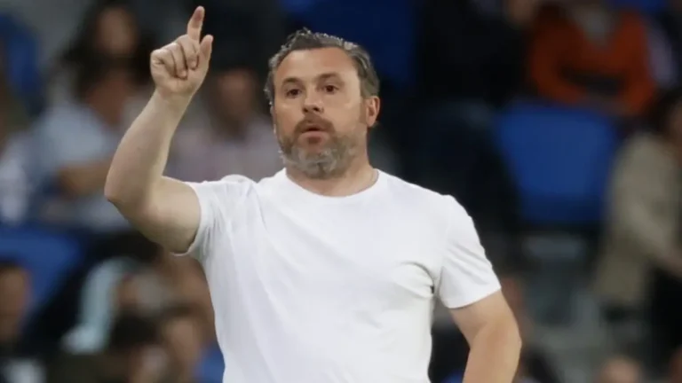 Sergio González dando instrucciones desde el banquillo como entrenador del Cádiz CF, club al que podría regresar para sustituir a Gaizka Garitano en el tramo decisivo de la temporada en LaLiga Hypermotion