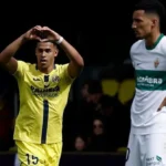 Jugador del Villarreal celebrando un gol ante el Elche en La Cerámica durante el partido de LaLiga que terminó 2-1 y mantiene al Submarino Amarillo en la pelea por el tercer puesto con el Atlético de Madrid