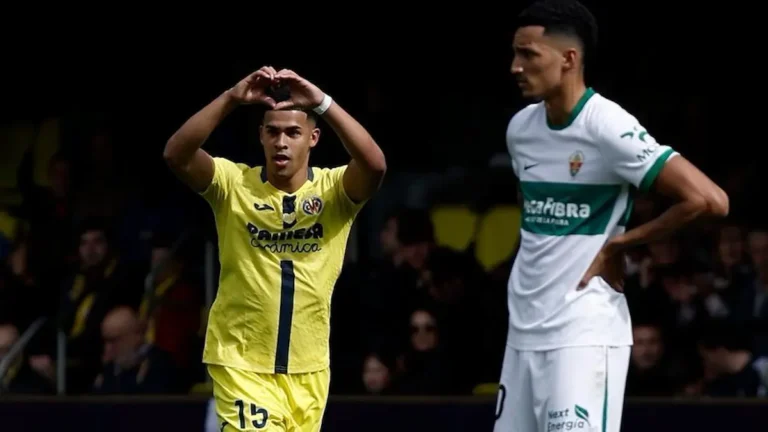 Jugador del Villarreal celebrando un gol ante el Elche en La Cerámica durante el partido de LaLiga que terminó 2-1 y mantiene al Submarino Amarillo en la pelea por el tercer puesto con el Atlético de Madrid