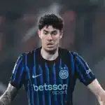 Alessandro Bastoni conduce el balón con la camiseta del Inter de Milán, central italiano de 26 años en el punto de mira del Barcelona y varios clubes de la Premier League para el verano de 2026