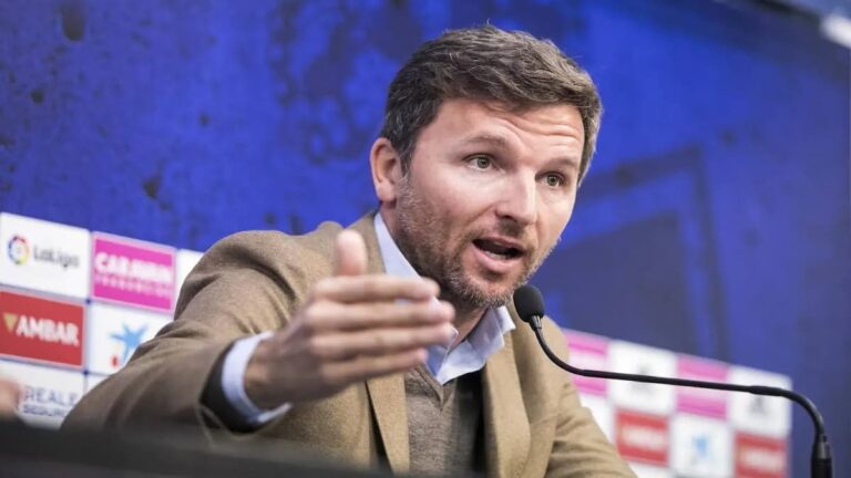 Lalo Arantegui gesticula durante una rueda de prensa en el Ibercaja Estadio con el escudo del Real Zaragoza y los logos de LaLiga al fondo
