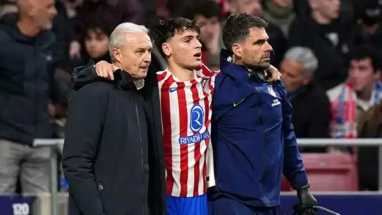 Rodrigo Mendoza tendido en el césped con evidentes molestias en el tobillo tras el choque con Barrenetxea en el partido Atlético de Madrid ante la Real Sociedad que le obligó a retirarse en el descanso