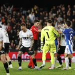 Tensión en Mestalla en el momento del penalti decisivo del Valencia CF ante el Deportivo Alavés en la jornada 27 de LaLiga con Sivera, portero del Alavés, y jugadores de ambos equipos protestando al árbitro en el descuento del 3-2 final