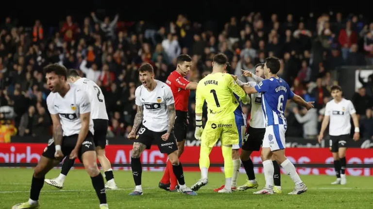 Tensión en Mestalla en el momento del penalti decisivo del Valencia CF ante el Deportivo Alavés en la jornada 27 de LaLiga con Sivera, portero del Alavés, y jugadores de ambos equipos protestando al árbitro en el descuento del 3-2 final