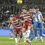 Jugadores del Granada CF disputando un balón aéreo ante el Deportivo en Riazor durante el partido de la jornada 29 de la Liga Hypermotion que terminó 0-2 con goles de Arnáiz y Pascual