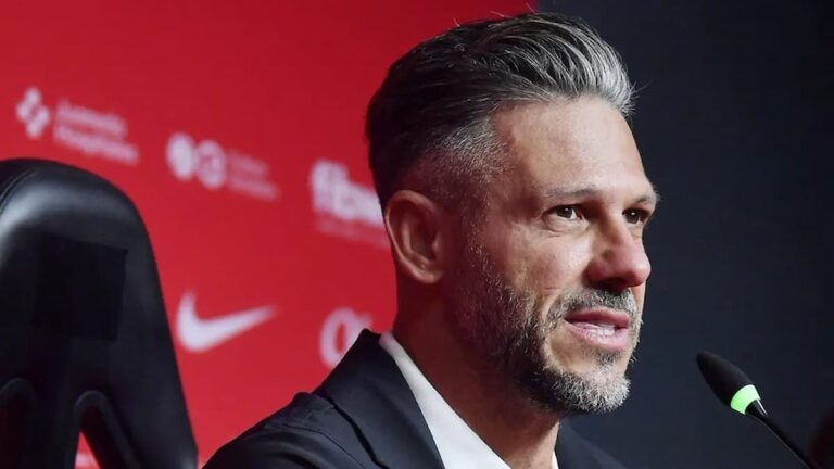 Martín Demichelis en la rueda de prensa de presentación como nuevo entrenador del RCD Mallorca con el escudo del club al fondo