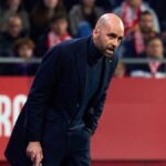 Claudio Giráldez en la banda durante el partido del Celta de Vigo ante el Girona en Montilivi con gesto concentrado