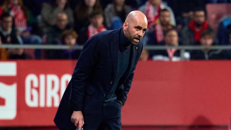 Claudio Giráldez en la banda durante el partido del Celta de Vigo ante el Girona en Montilivi con gesto concentrado