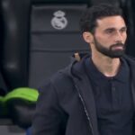 Arbeloa observa desde el banquillo la derrota del Real Madrid ante el Getafe por 0-1 en el Santiago Bernabéu durante la jornada 26 de LaLiga