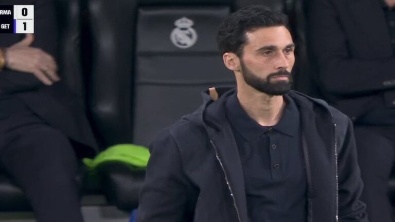 Arbeloa observa desde el banquillo la derrota del Real Madrid ante el Getafe por 0-1 en el Santiago Bernabéu durante la jornada 26 de LaLiga