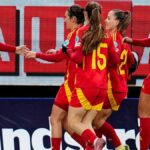 Jugadoras de la selección española femenina durante el calentamiento previo al partido clasificatorio ante Islandia en el Municipal de Castalia