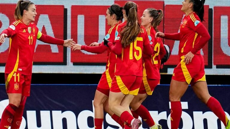 Jugadoras de la selección española femenina durante el calentamiento previo al partido clasificatorio ante Islandia en el Municipal de Castalia