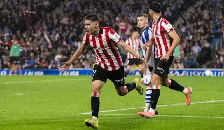 Robert Navarro celebrando un gol con la camiseta del Athletic Club durante la temporada 2025-26