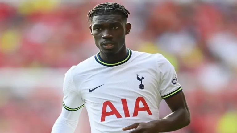 Yves Bissouma durante un partido con el Tottenham en la Premier League donde el centrocampista maliense ha consolidado su perfil físico y de recorrido que busca el Valencia CF para el verano