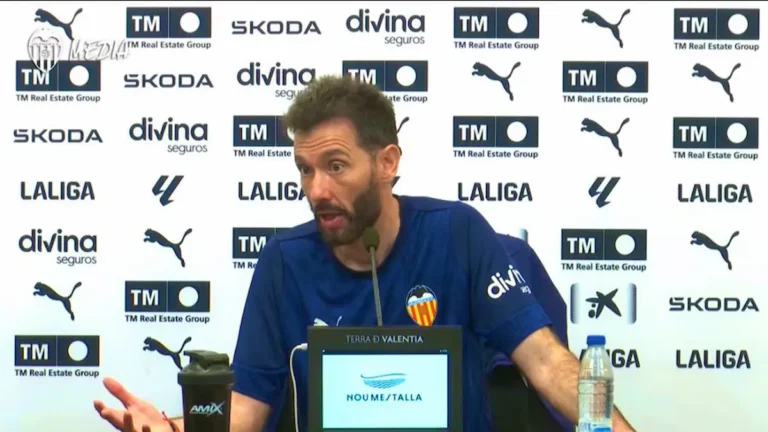 Carlos Corberán durante la rueda de prensa previa al partido del Valencia CF ante el Alavés en Mestalla donde anunció la incorporación de Renzo y confirmó la baja de Beltrán por el tendón rotuliano