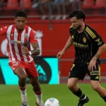 Kenan Kodro en un lance con el Real Zaragoza durante la temporada 2025-26 en Segunda División