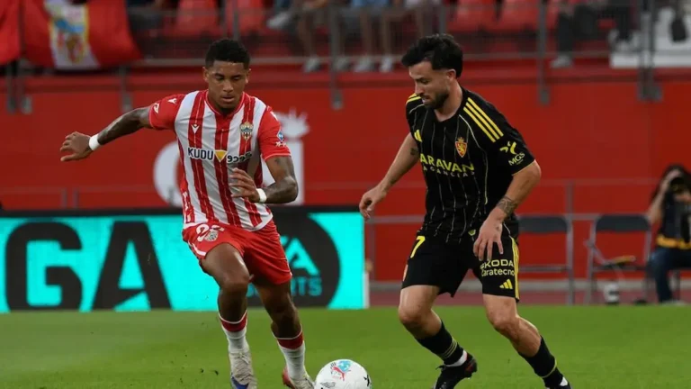 Kenan Kodro en un lance con el Real Zaragoza durante la temporada 2025-26 en Segunda División