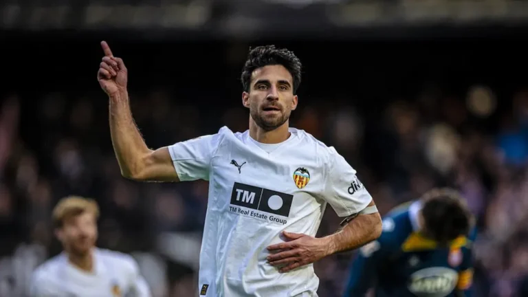 Eray Cömert durante un partido del Valencia CF en Mestalla en la temporada 2025-26