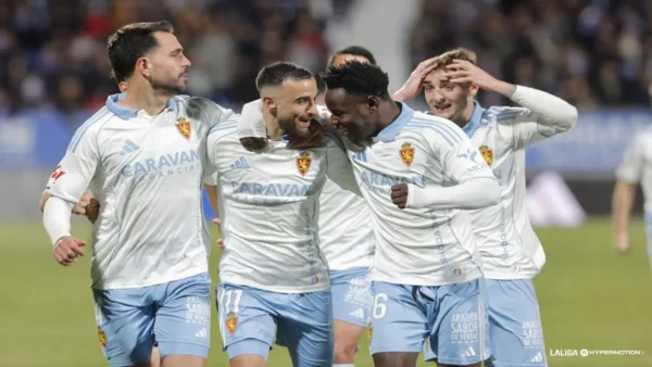 Rober González celebra su golazo ante el Almería en el Ibercaja Estadio con el Real Zaragoza en un partido clave por la permanencia en Segunda División
