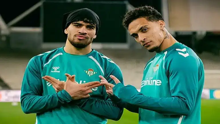 Jugadores del Real Betis entrenando en el Estadio Olímpico de Atenas bajo la mirada de Manuel Pellegrini en marzo de 2026.