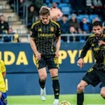Jugadores del Real Zaragoza celebrando la victoria en Cádiz que recorta a cinco puntos la distancia con la permanencia en la Liga Hypermotion con David Navarro en el banquillo