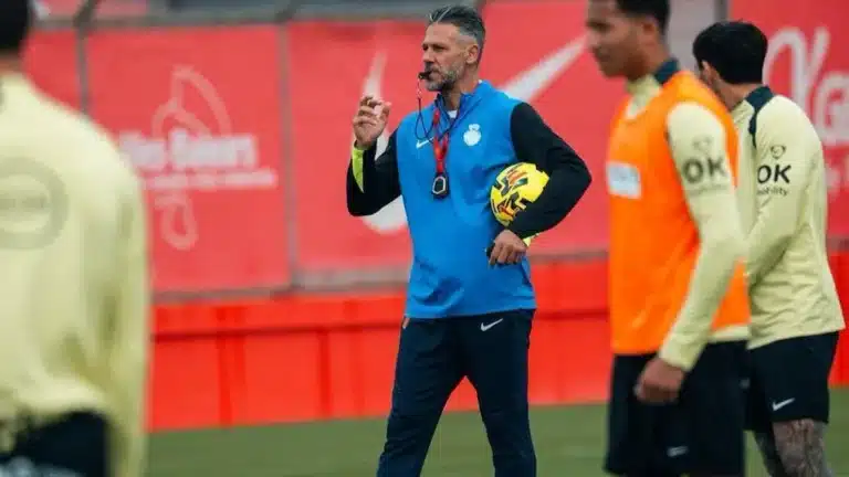 Martín Demichelis dirigiendo su primer entrenamiento como técnico del RCD Mallorca antes de su debut en El Sadar frente al Osasuna en LaLiga EA Sports