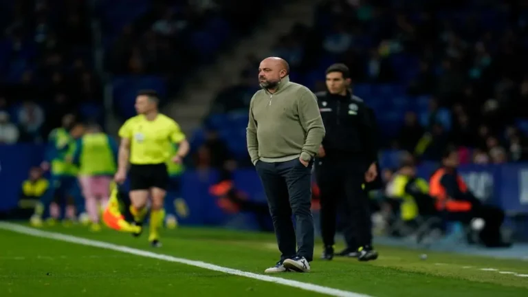 Manolo González dirige en la banda de Cornellá