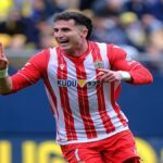 Jon Morcillo conduce el balón con la camiseta del Almería por la banda izquierda durante un partido de LaLiga Hypermotion