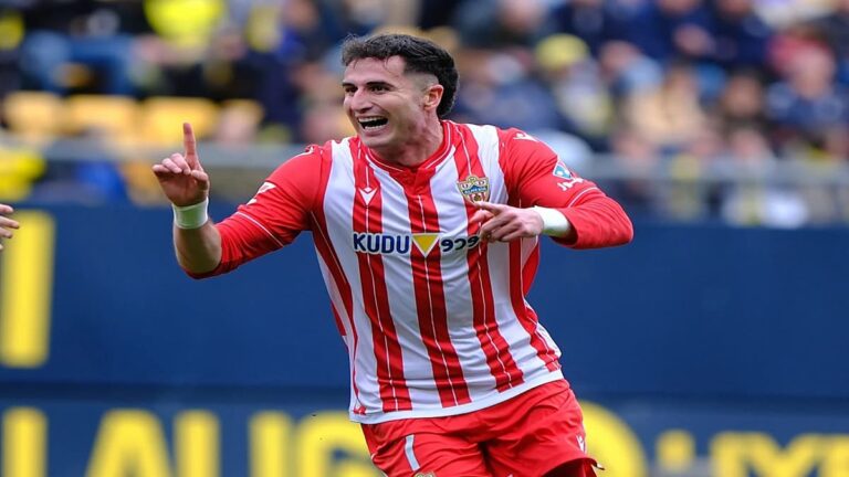 Jon Morcillo conduce el balón con la camiseta del Almería por la banda izquierda durante un partido de LaLiga Hypermotion