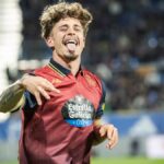 Mario Soriano celebra eufórico con la lengua fuera el gol decisivo del Deportivo de La Coruña con la camiseta blanquiazul del equipo gallego