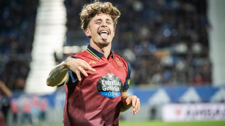 Mario Soriano celebra eufórico con la lengua fuera el gol decisivo del Deportivo de La Coruña con la camiseta blanquiazul del equipo gallego