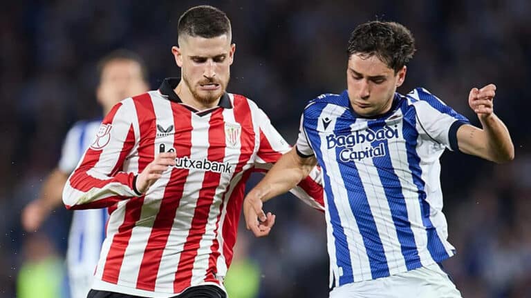 Jon Gorrotxategi, centrocampista de la Real Sociedad, durante la semifinal de Copa del Rey ante el Athletic Club en el estadio de Anoeta